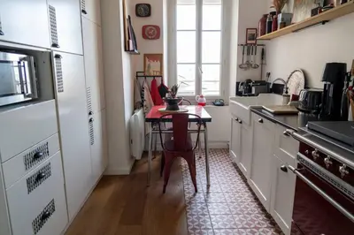 Cuisine ou kitchenette dans l'établissement Haussmanien
