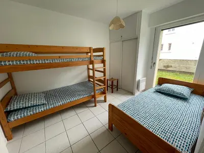 Un ou plusieurs lits dans un hébergement de l'établissement Vue et accès direct à la mer plage Bonne Source