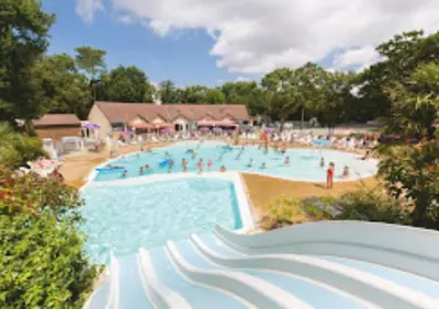 Piscine de l'établissement Grand mobile-home 45M2 au calme et au bord de mer ou située à proximité