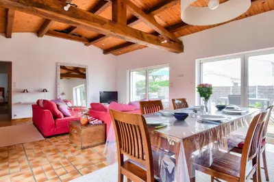 Télévision ou salle de divertissement dans l'établissement Maison pour 7 - 400 m de la plage de la Clère