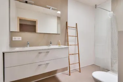 Salle de bains dans l'établissement Maison pour 7 - 400 m de la plage de la Clère