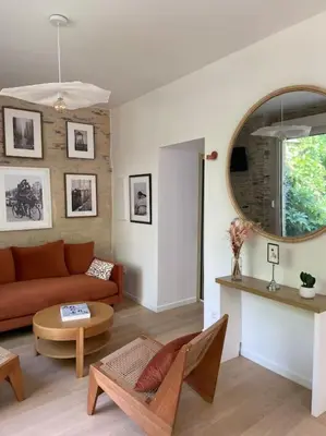 Coin salon dans l'établissement Très bel appartement avec jardin reposant