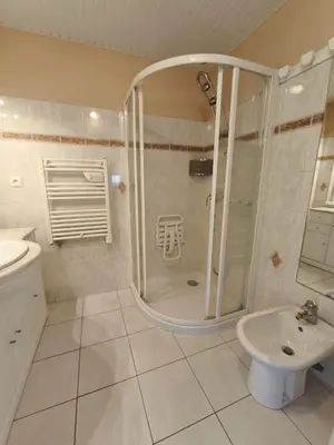 Salle de bains dans l'établissement Maison 3 chambres avec Jacuzzi à 400m des plages