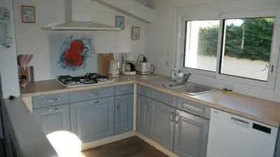Cuisine ou kitchenette dans l'établissement Maison 3 chambres avec Jacuzzi à 400m des plages