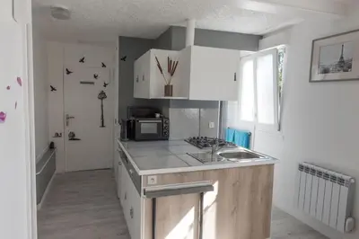 Cuisine ou kitchenette dans l'établissement Studio Privé & Calme à S-Nazaire pr Parc Paysager