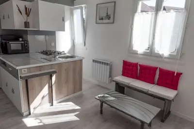 Cuisine ou kitchenette dans l'établissement Studio Privé & Calme à S-Nazaire pr Parc Paysager