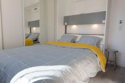 Un ou plusieurs lits dans un hébergement de l'établissement Studio Privé & Calme à S-Nazaire pr Parc Paysager