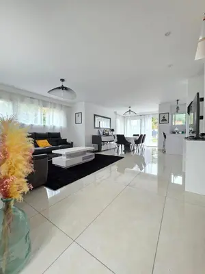 Cuisine ou kitchenette dans l'établissement Villa Moderne et Intimiste, à Quelques Minutes de la Baie de la BAULE