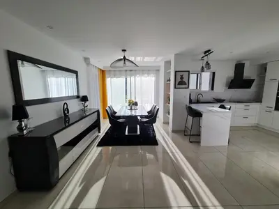 Cuisine ou kitchenette dans l'établissement Villa Moderne et Intimiste, à Quelques Minutes de la Baie de la BAULE