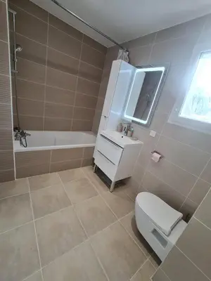 Salle de bains dans l'établissement Villa Moderne et Intimiste, à Quelques Minutes de la Baie de la BAULE