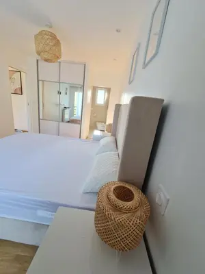 Un ou plusieurs lits dans un hébergement de l'établissement Villa Moderne et Intimiste, à Quelques Minutes de la Baie de la BAULE