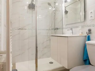 Salle de bains dans l'établissement Fermette Rénovée avec Jardin Privatif et Wifi à 12km des Plages - FR-1-306-1257