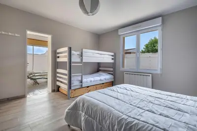 Un ou plusieurs lits dans un hébergement de l'établissement Maison 10p au calme 200m mer