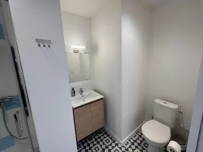 Salle de bains dans l'établissement Studio récent, entièrement équipé, proche Chantiers et Airbus