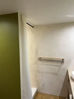 Salle de bains dans l'établissement DEMAIN Hôtel