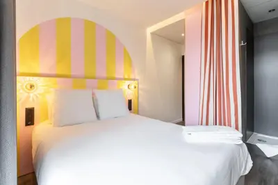 Un ou plusieurs lits dans un hébergement de l'établissement DEMAIN Hôtel