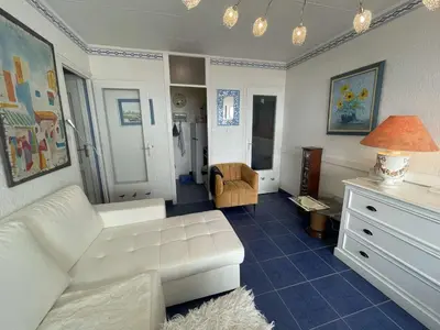 Coin salon dans l'établissement Appartement 2 pièces, 4 couchages, balcon, parking privé, proche plage - FR-1-224C-274