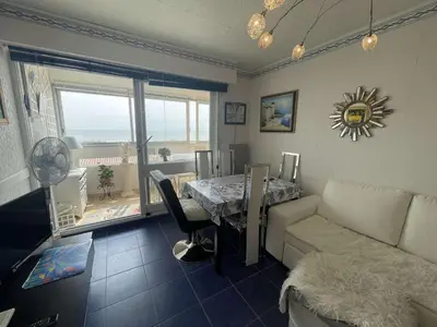 Coin salon dans l'établissement Appartement 2 pièces, 4 couchages, balcon, parking privé, proche plage - FR-1-224C-274