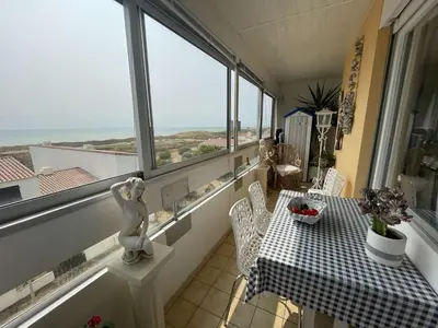 Balcon ou terrasse dans l'établissement Appartement 2 pièces, 4 couchages, balcon, parking privé, proche plage - FR-1-224C-274