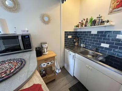 Cuisine ou kitchenette dans l'établissement Studio à 100m de la plage pour 3 pers avec lave-linge - FR-1-224C-51