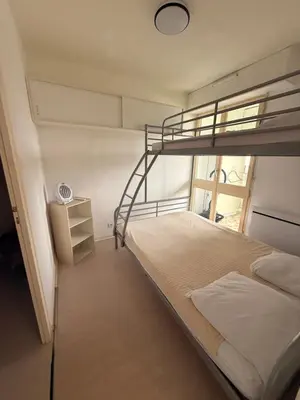 Un ou plusieurs lits dans un hébergement de l'établissement Appartement à 100 m de la plage avec parking