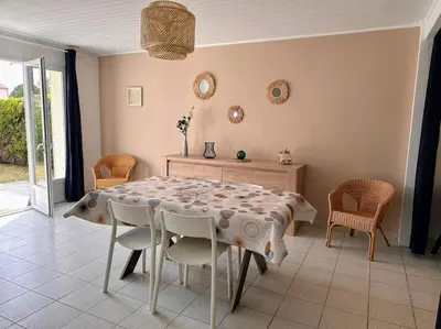 Coin salon dans l'établissement 100 M DE LA PLAGE 100 DU BOURG DES MOUTIERS EN RETZ