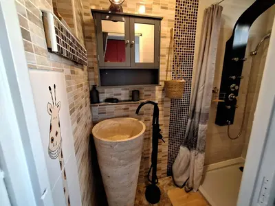 Salle de bains dans l'établissement A seulement 150m plage et rue piétonne, maison 90m2, 6 personnes avec parking privé et 2 terrasses sud