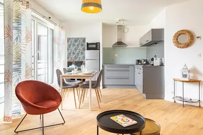 Cuisine ou kitchenette dans l'établissement Le Congrès- Au cœur du centre ville avec Parking
