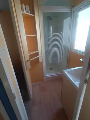 Salle de bains dans l'établissement Camping Tohapi Coeur de Vendée