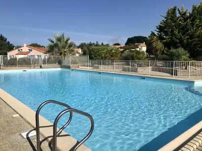 Piscine de l'établissement Maison avec piscine à 200m de la plage ou située à proximité