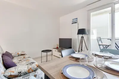 Télévision ou salle de divertissement dans l'établissement Appartement pour 4- Balcon- Plage des Becs