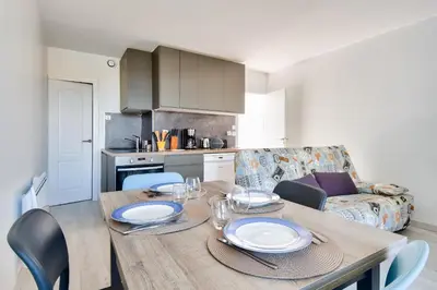 Cuisine ou kitchenette dans l'établissement Appartement pour 4- Balcon- Plage des Becs