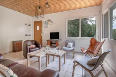 Télévision ou salle de divertissement dans l'établissement Maison Dune et Forêt à 100m de la mer