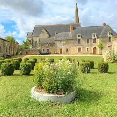 Évasion Romantique au Prieuré avec Jardin en Anjou