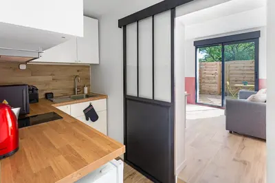 Cuisine ou kitchenette dans l'établissement L'Escale du Voyage à Nantes, idéal voyage d'affaires et familles