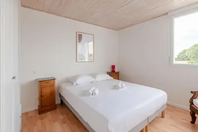 Un ou plusieurs lits dans un hébergement de l'établissement Maison aux Moutiers - Wifi - Terrasse
