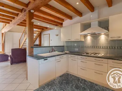Cuisine ou kitchenette dans l'établissement Gîte familial proche Parc Oriental et Puy du Fou, jardin clos, commerces accessibles à pied - FR-1-622-66