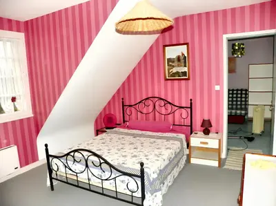 Un ou plusieurs lits dans un hébergement de l'établissement Studio chaleureux à Saint-Barthélemy-d'Anjou de 27 m² + jardin