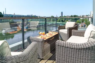 Coin salon dans l'établissement Au Fil de L'Erdre - Spacieux appt avec terrasse