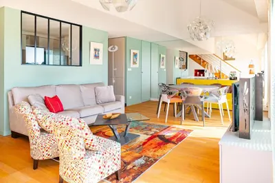 Coin salon dans l'établissement Au Fil de L'Erdre - Spacieux appt avec terrasse