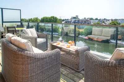 Coin salon dans l'établissement Au Fil de L'Erdre - Spacieux appt avec terrasse