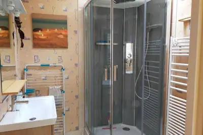 Salle de bains dans l'établissement Gîte Léperon 2