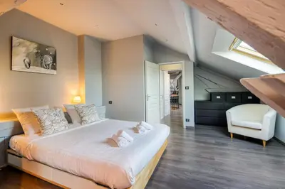 Un ou plusieurs lits dans un hébergement de l'établissement Duplex de 115m2 dans un bâtiment chic historique - Le Belvédère St Nicolas