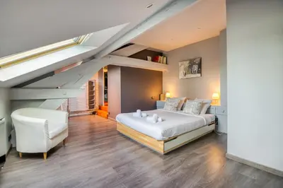 Un ou plusieurs lits dans un hébergement de l'établissement Duplex de 115m2 dans un bâtiment chic historique - Le Belvédère St Nicolas