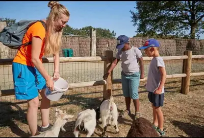 Enfants séjournant dans l'établissement Mobil Home 6 personnes 3 chambres à 25 MIN Puy duFou