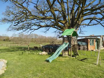 Aire de jeux pour enfants de l'établissement Maisonnette de charme A 5 min du Parc PUYDUFOU