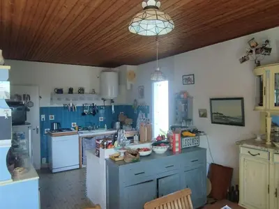 Cuisine ou kitchenette dans l'établissement Maison cosy 6 pers, plage à 160m, jardin clos, plancha, ménage inclus - FR-1-224B-204