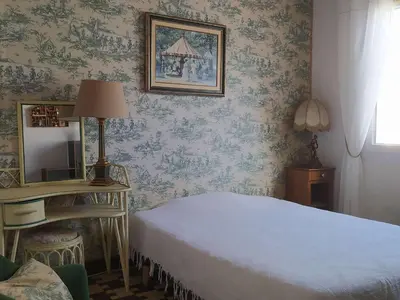Un ou plusieurs lits dans un hébergement de l'établissement Maison cosy 6 pers, plage à 160m, jardin clos, plancha, ménage inclus - FR-1-224B-204