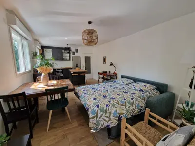 Un ou plusieurs lits dans un hébergement de l'établissement Appartement Spacieux avec Parking proche MER