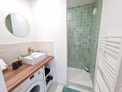 Salle de bains dans l'établissement Appartement Spacieux avec Parking proche MER